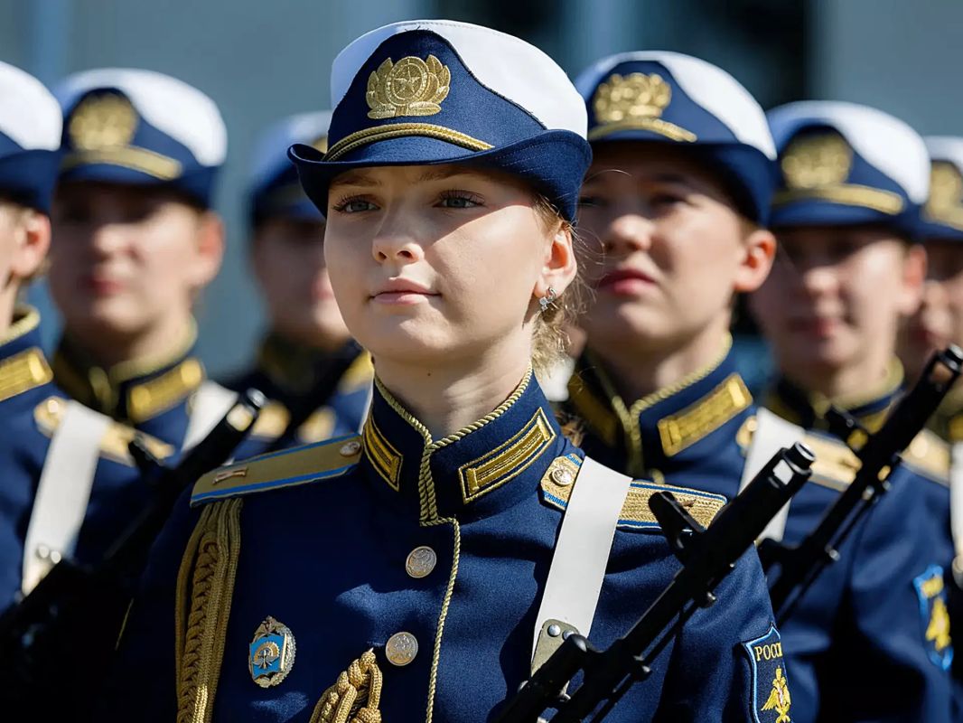 Наши красавицы - новое поколение защитниц Вооруженных Сил России!