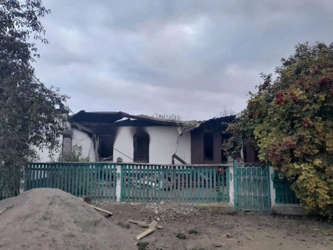 В ночь с 25 на 26 октября в селе Тарасовка на улице Мира, д. 61 в результате сброса боеприпаса с украинского дрона полностью уничтожен дом В ночь с 25 на 26 октября в селе Тарасовка на улице Мира, д. 61 в результате сброса боеприпаса с украинского дрона полностью уничтожен дом
