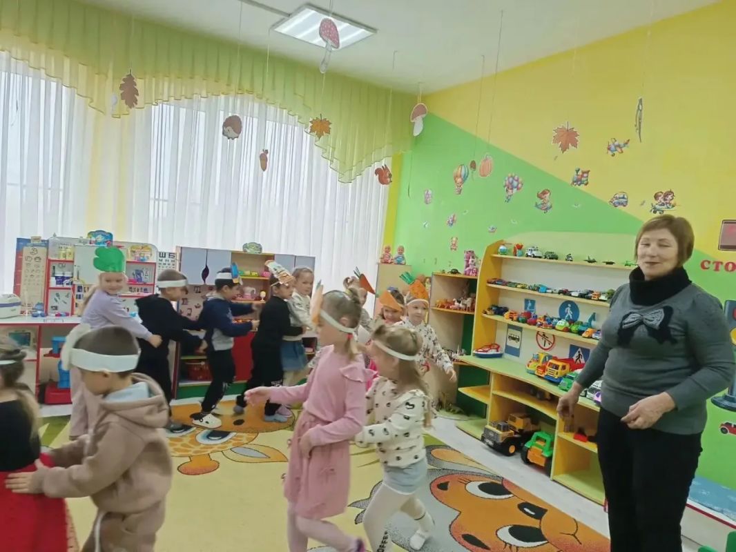 «В дружбе мы едины» : работники библиотеки и дома культуры провели мероприятие в детском саду ко Дню народного единства «В дружбе мы едины» : работники библиотеки и дома культуры провели мероприятие в детском саду ко Дню народного единства