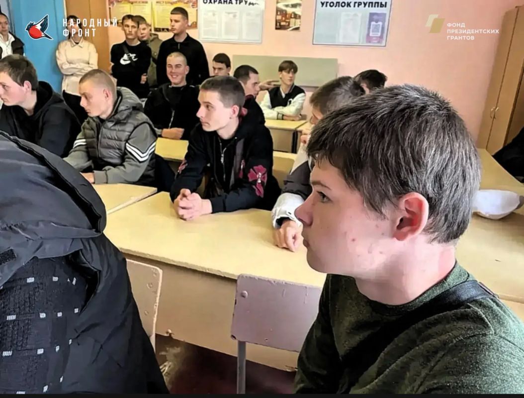 Снегири посетили Генический строительный колледж, где поделились с будущими строителями своим опытом Снегири посетили Генический строительный колледж, где поделились с будущими строителями своим опытом