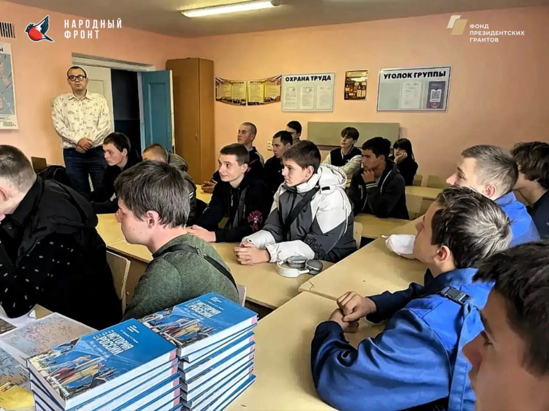 Снегири посетили Генический строительный колледж, где поделились с будущими строителями своим опытом Снегири посетили Генический строительный колледж, где поделились с будущими строителями своим опытом
