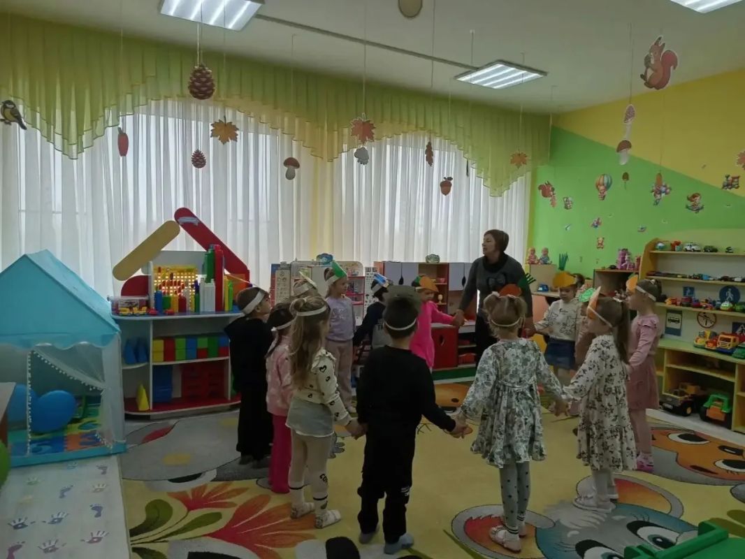 «В дружбе мы едины» : работники библиотеки и дома культуры провели мероприятие в детском саду ко Дню народного единства «В дружбе мы едины» : работники библиотеки и дома культуры провели мероприятие в детском саду ко Дню народного единства