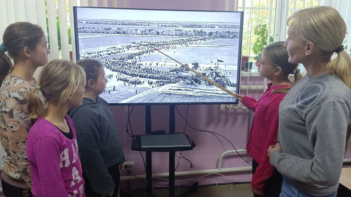 В Богдановском сельском клубе прошёл исторический экскурс «Легендарная тачанка», приуроченный к 59-летию со дня установки памятника В Богдановском сельском клубе прошёл исторический экскурс «Легендарная тачанка», приуроченный к 59-летию со дня установки памятника