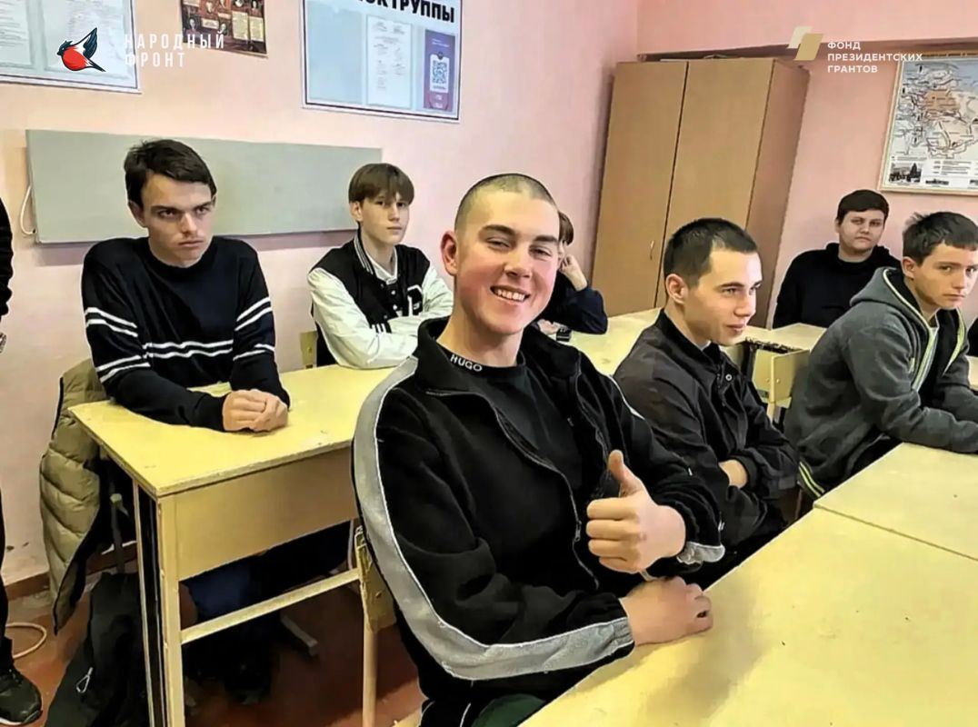 Снегири посетили Генический строительный колледж, где поделились с будущими строителями своим опытом Снегири посетили Генический строительный колледж, где поделились с будущими строителями своим опытом