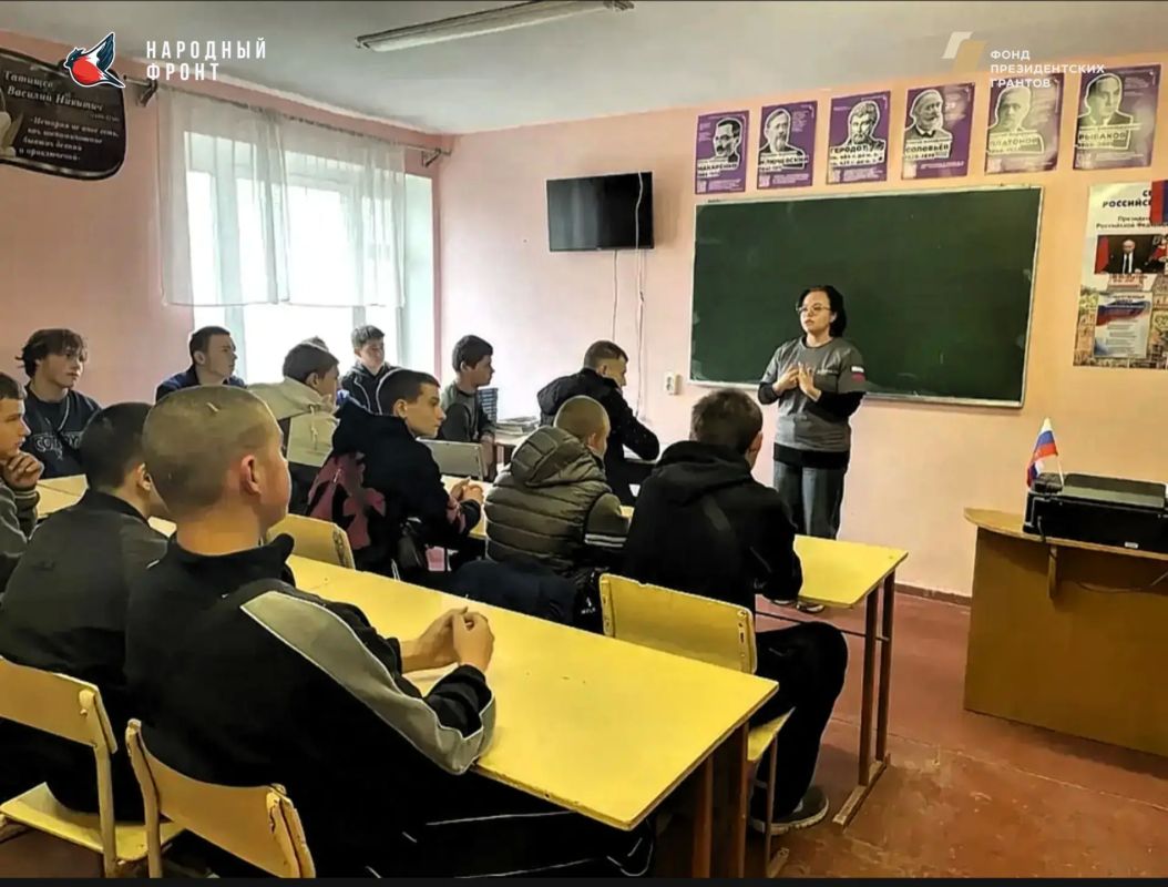 Снегири посетили Генический строительный колледж, где поделились с будущими строителями своим опытом Снегири посетили Генический строительный колледж, где поделились с будущими строителями своим опытом