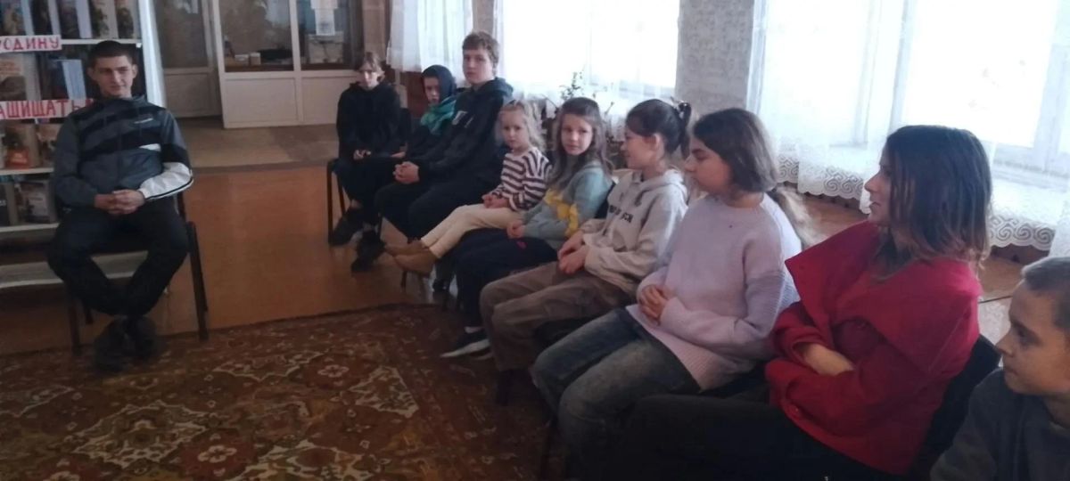 «Есть такая профессия — Родину защищать»: в Лазурненской библиотеке прошла встреча с участником СВО