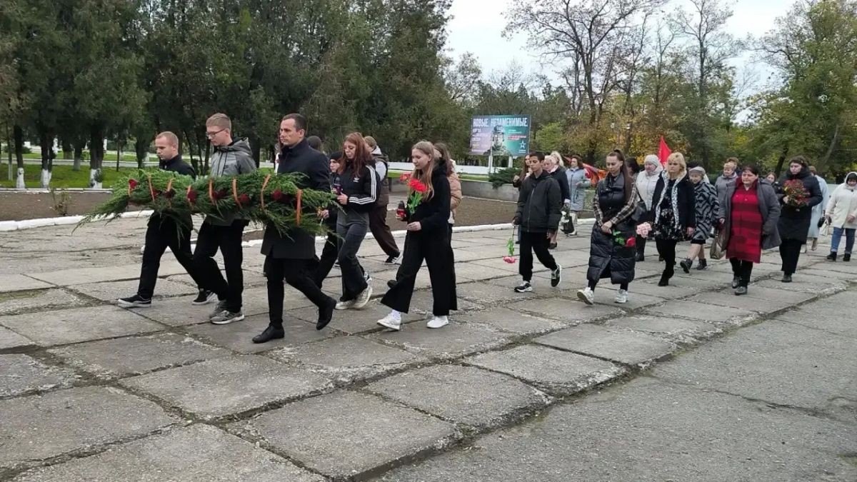 Над памятью время не властно Над памятью время не властно