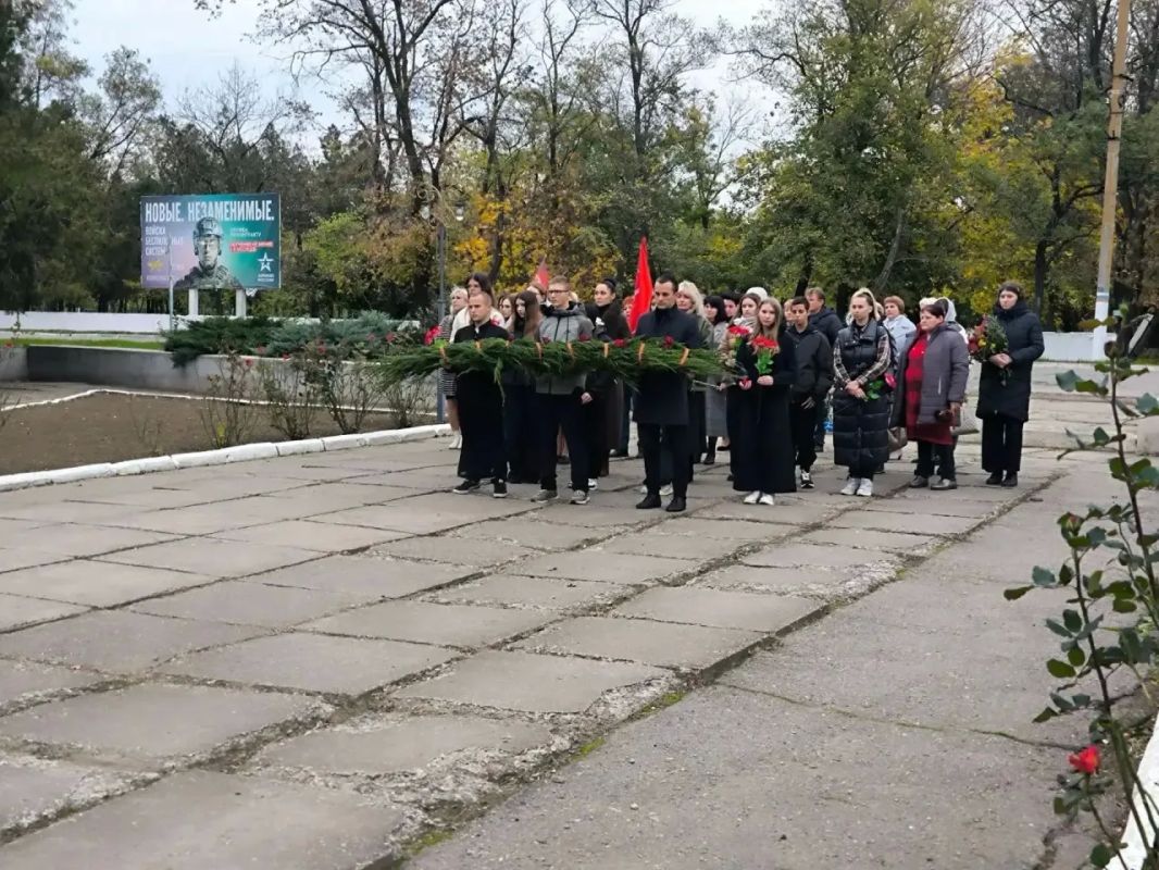 Над памятью время не властно Над памятью время не властно