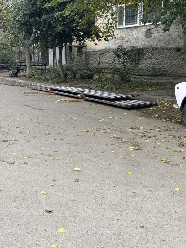 В Аскании-Нова и Скадовске после обращений жителей начался капитальный ремонт поврежденных крыш домов