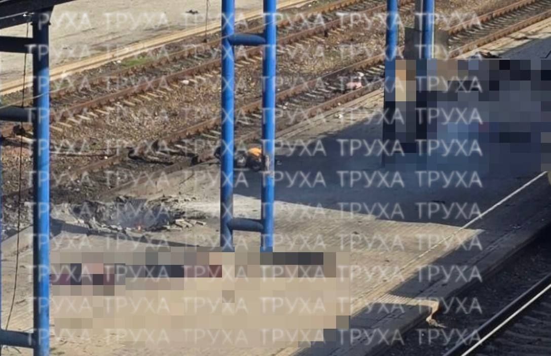 Жесть в Днепропетровске. Прилет пришёлся на одну из платформ, где в это время находился поезд № 866 Днепр — Запорожье Жесть в Днепропетровске. Прилет пришёлся на одну из платформ, где в это время находился поезд № 866 Днепр — Запорожье