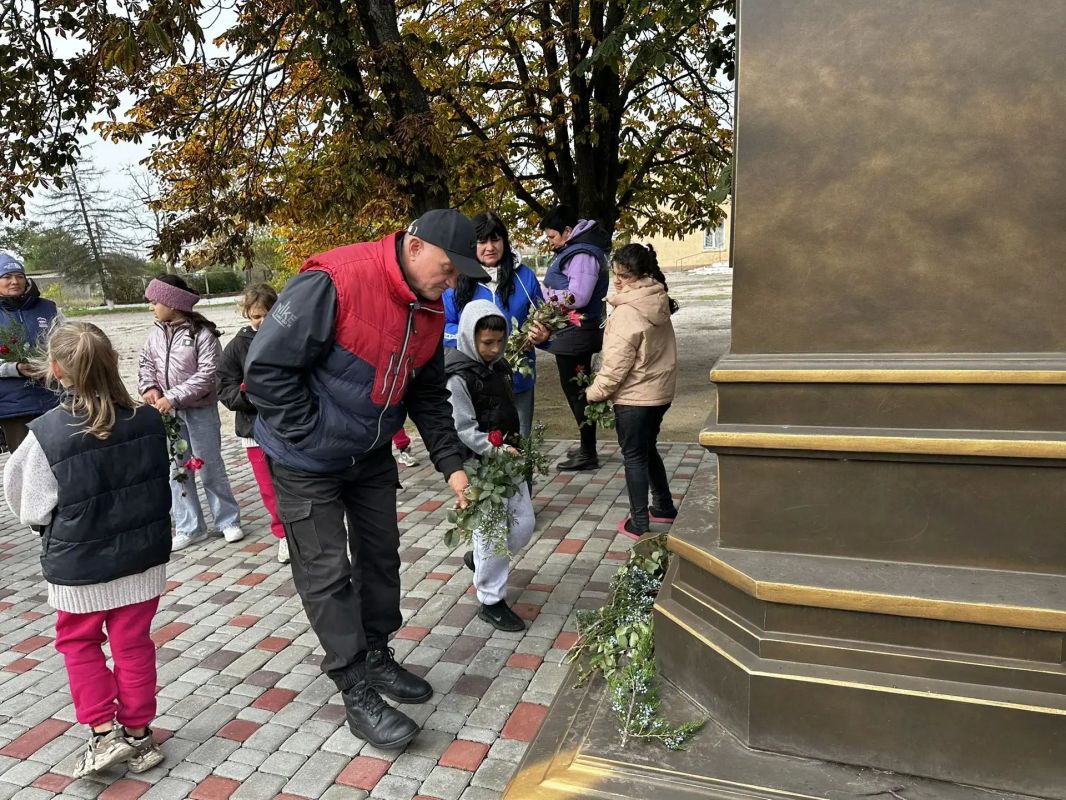 На сельском памятнике в Вольном имена земляков, не вернувшихся с войны На сельском памятнике в Вольном имена земляков, не вернувшихся с войны