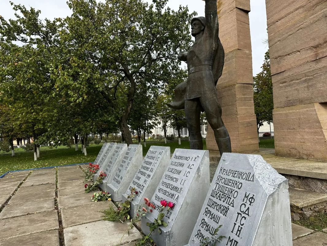 На сельском памятнике в Вольном имена земляков, не вернувшихся с войны На сельском памятнике в Вольном имена земляков, не вернувшихся с войны