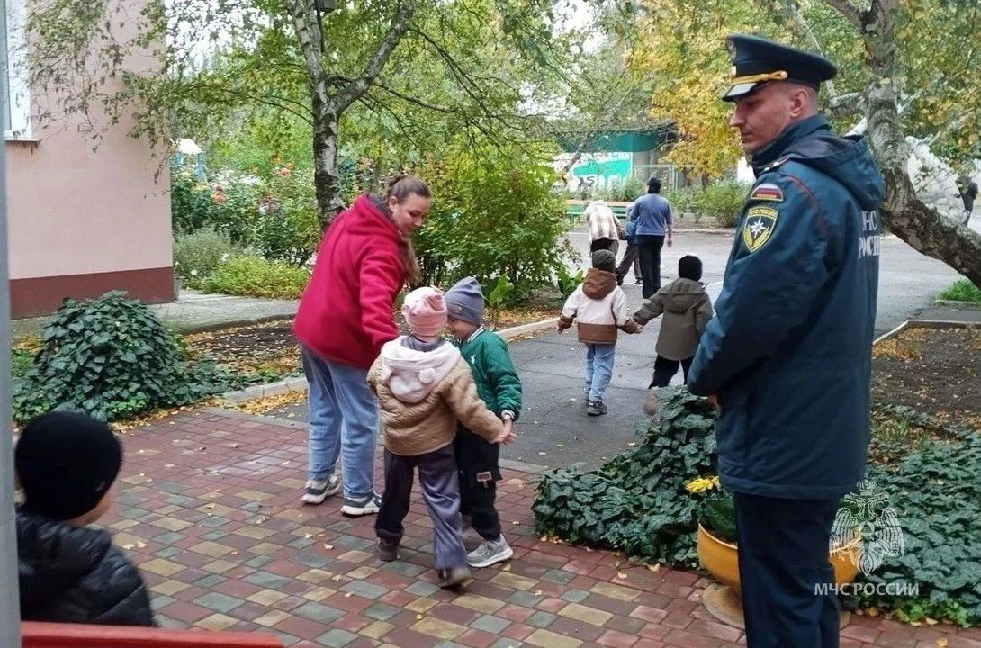 Сотрудники Главного управления МЧС России по Херсонской области провели учебную эвакуацию в Новотроицком детском саду Сотрудники Главного управления МЧС России по Херсонской области провели учебную эвакуацию в Новотроицком детском саду