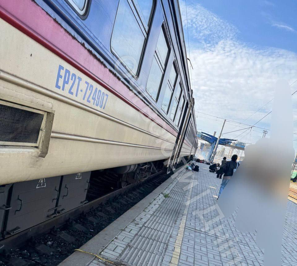Жесть в Днепропетровске. Прилет пришёлся на одну из платформ, где в это время находился поезд № 866 Днепр — Запорожье