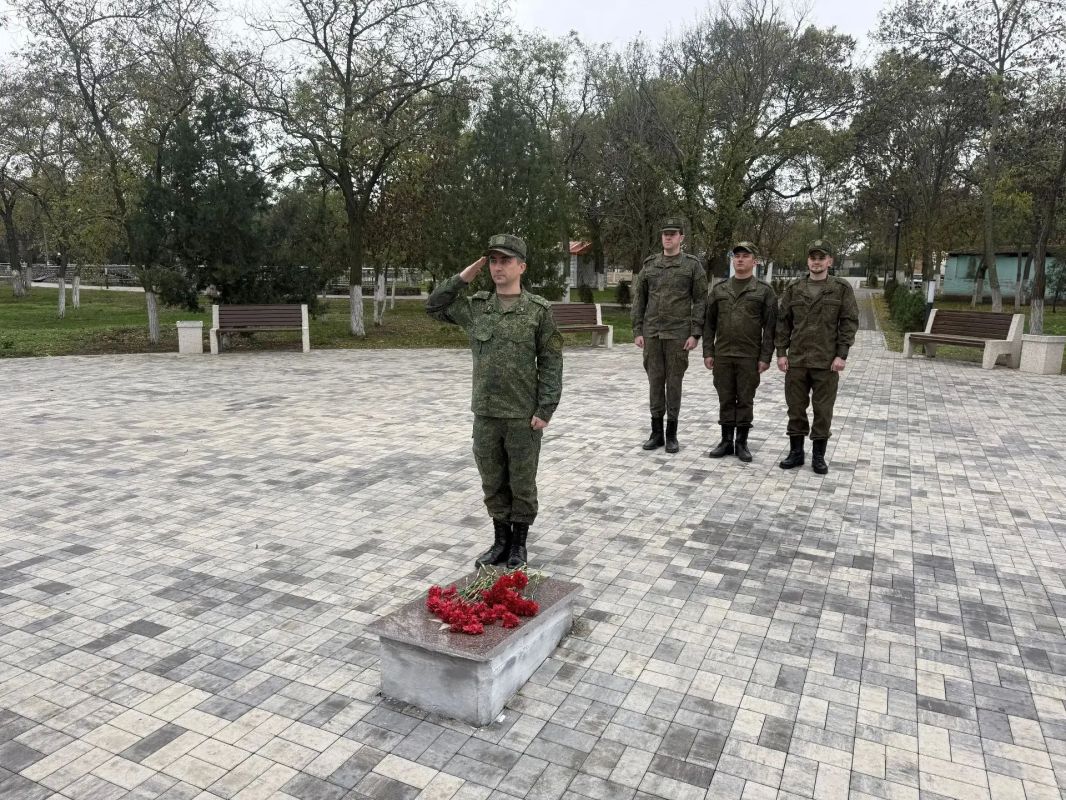 Офицеры 127 военного следственного отдела почтили память освободителей Геническа Офицеры 127 военного следственного отдела почтили память освободителей Геническа