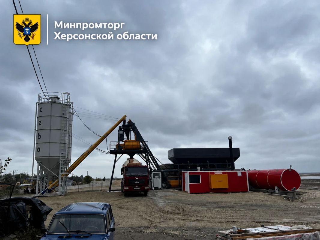 Георгий Кириенко посетил открытие бетонного завода в Херсонской области Георгий Кириенко посетил открытие бетонного завода в Херсонской области