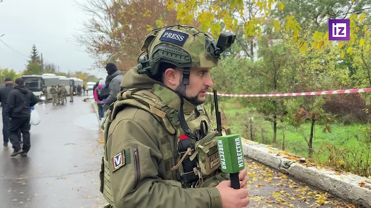 Российские военные провели в Алешках огромную работу по разминированию всего за два дня режима тишины — этого хватило лишь на то, чтобы обезвредить небольшой участок города, сообщил корреспондент "Известий" Леонид Китрарь