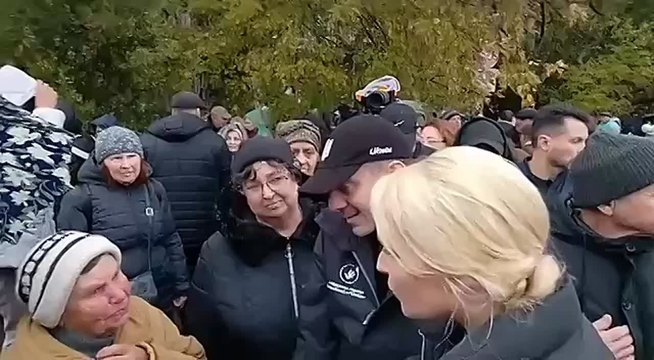 Яна Лантратова:. «Мы прибыли в Алешки и передаём жителям несколько десятков тонн гуманитарной помощи: продукты, средства гигиены, топливо для генераторов и другие необходимые вещи