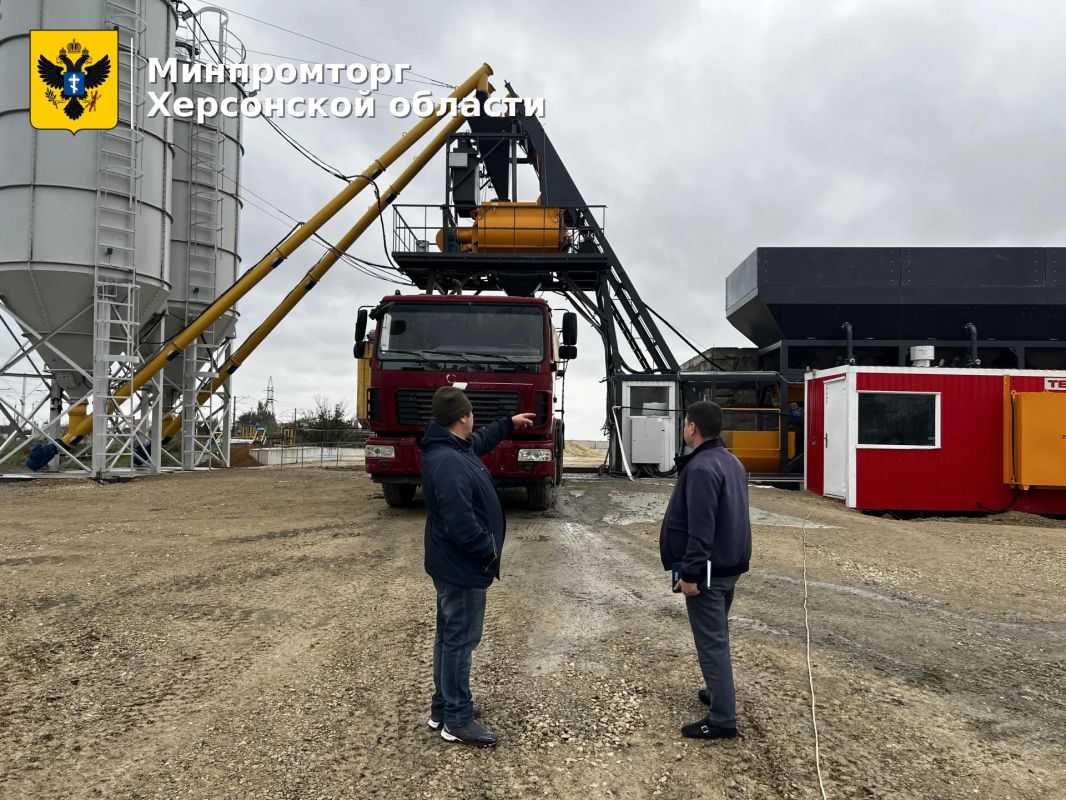 Георгий Кириенко посетил открытие бетонного завода в Херсонской области Георгий Кириенко посетил открытие бетонного завода в Херсонской области