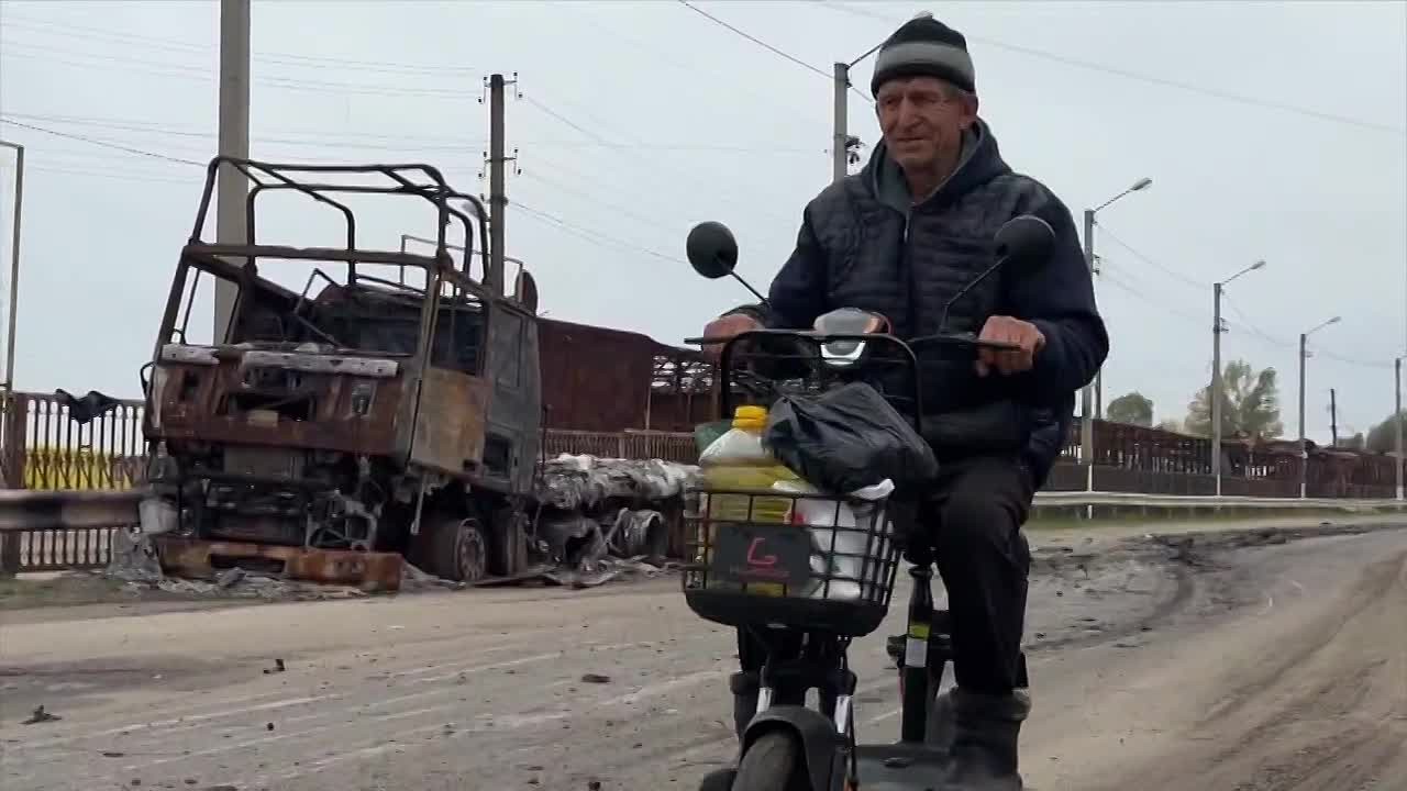 Появилось первое видео с Яной Лантратовой в дороге: разрушенные дома, автобус и журналисты