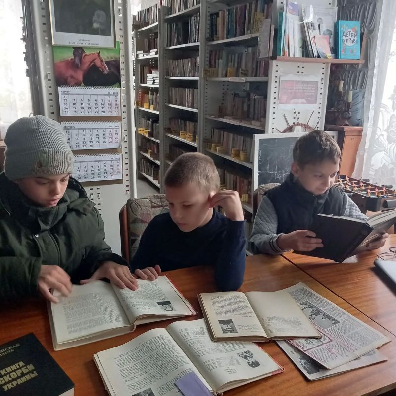 В рамках акции "Улицы в лицах" в Раздольненской библиотеке прошла страница истории "Комсомольцы не сдаются!" В рамках акции "Улицы в лицах" в Раздольненской библиотеке прошла страница истории "Комсомольцы не сдаются!"