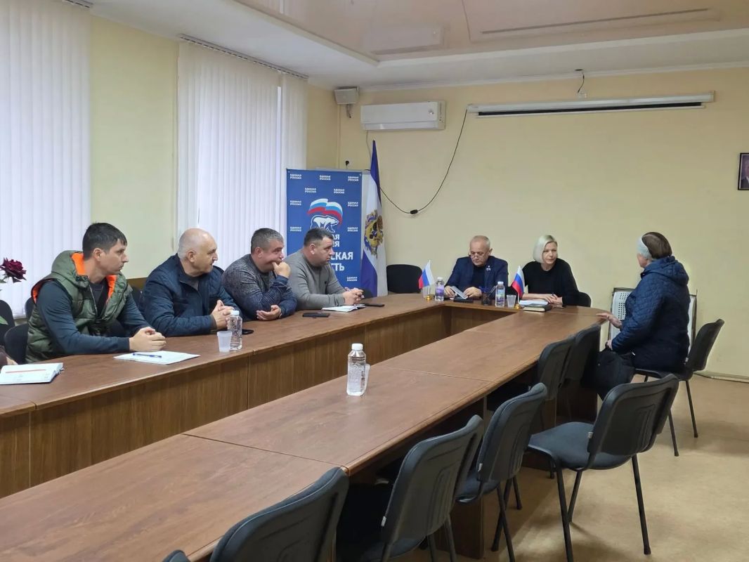 Сегодня вместе с коллегами провели выездной приём граждан в пгт Сегодня вместе с коллегами провели выездной приём граждан в пгт