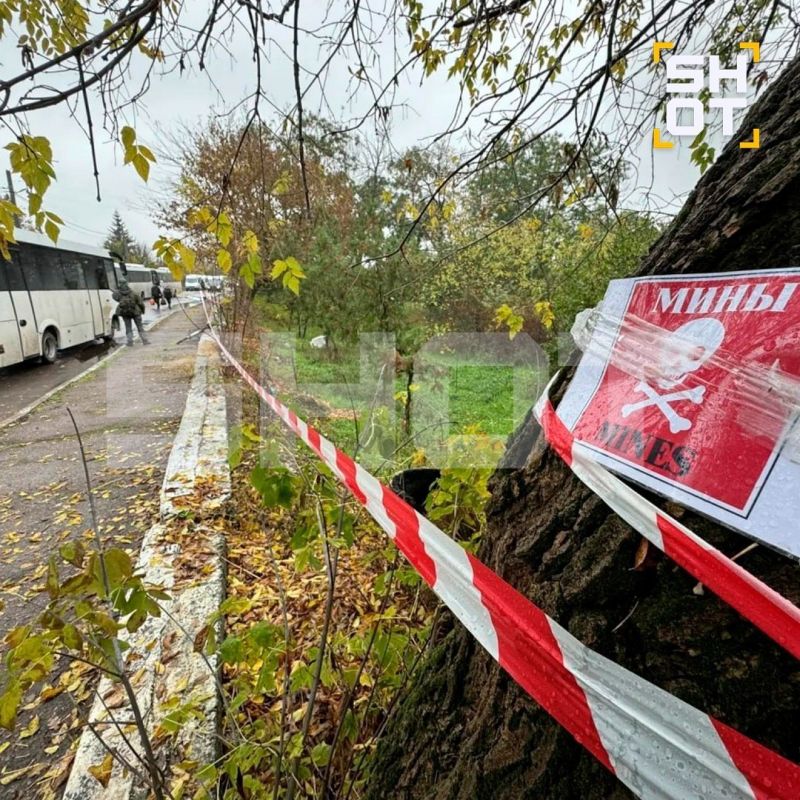 «Я люблю тебя! Пиши!». Трогательные кадры из Алешек в Херсонской области: местная жительница прощается с подругой, которая эвакуируется к родственникам в Крым «Я люблю тебя! Пиши!». Трогательные кадры из Алешек в Херсонской области: местная жительница прощается с подругой, которая эвакуируется к родственникам в Крым