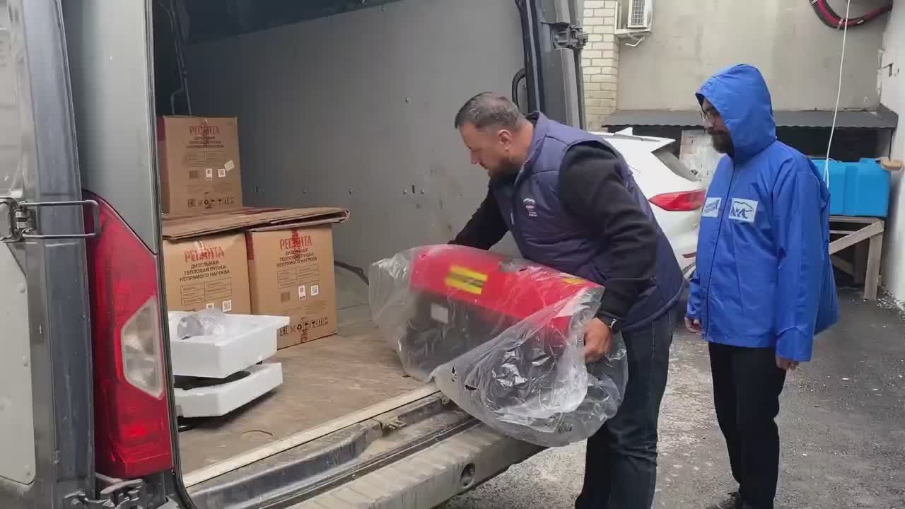В Алешки передали восемь тепловых пушек для пункта размещения и обогрева