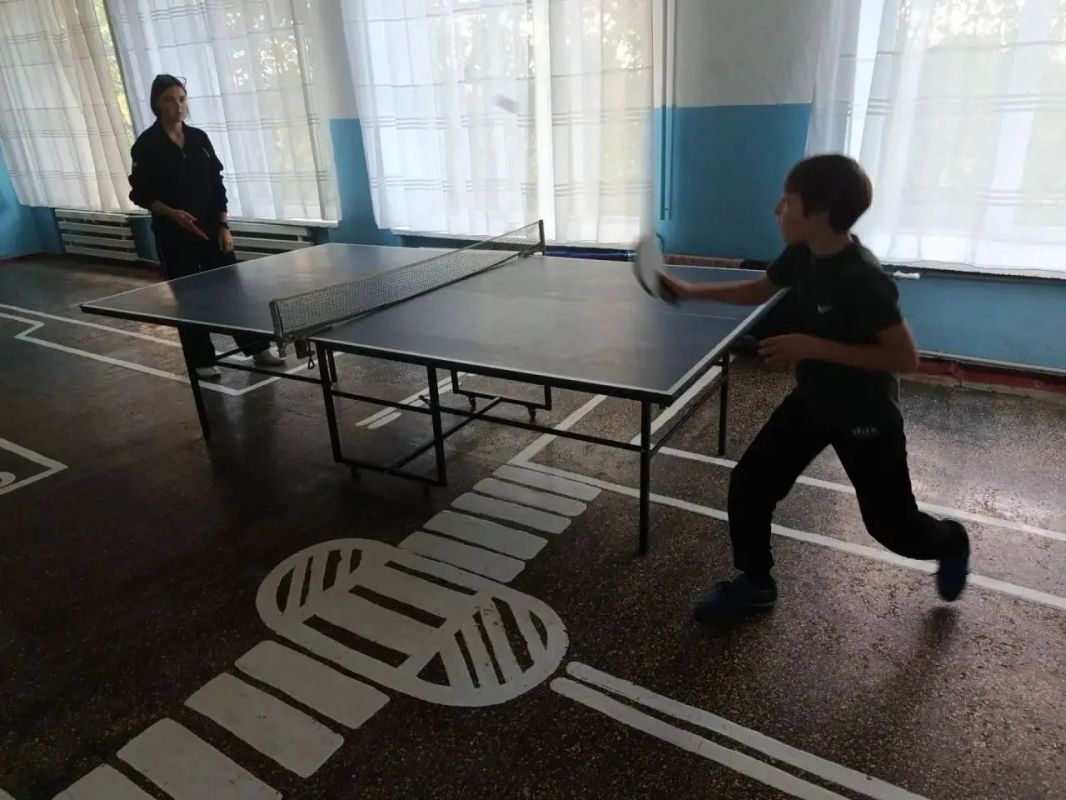 В Рубановскую школу передали новый теннисный стол в рамках поддержки образовательных учреждений Великолепетихского округа В Рубановскую школу передали новый теннисный стол в рамках поддержки образовательных учреждений Великолепетихского округа