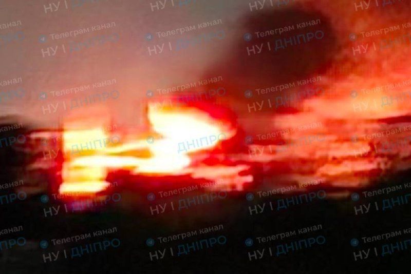 Кадры масштабного пожара в Днепропетровске после прилёта Кадры масштабного пожара в Днепропетровске после прилёта
