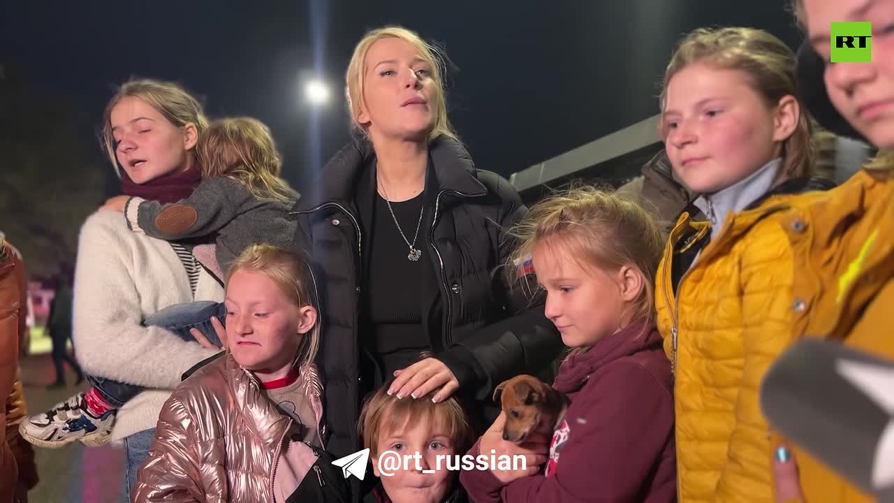 Многодетная семья выехала из Алешек в безопасное место в России