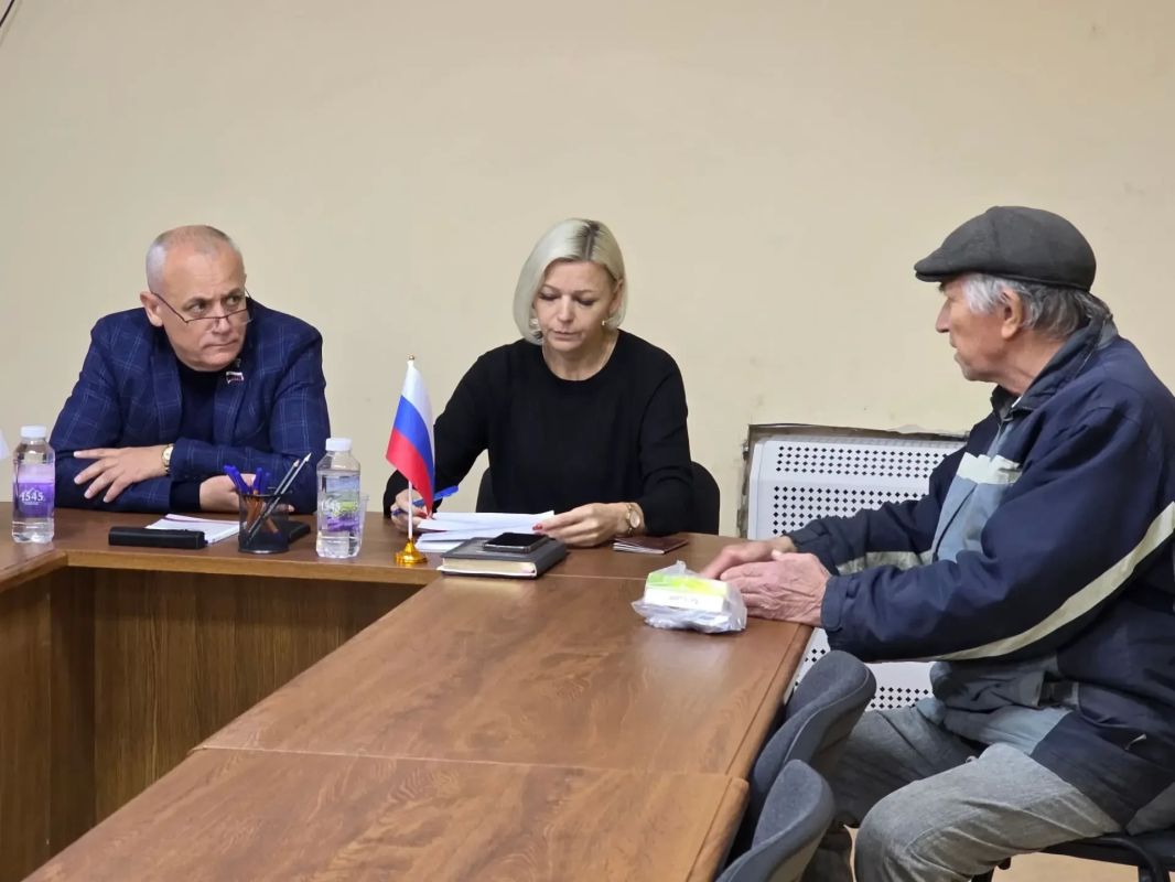 Сегодня вместе с коллегами провели выездной приём граждан в пгт Сегодня вместе с коллегами провели выездной приём граждан в пгт