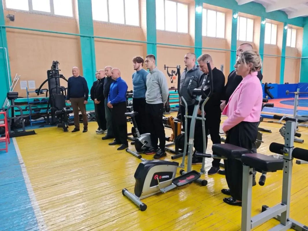 С Днём тренера!. В преддверии Дня тренера секретарь Новотроицкого местного отделения партии Единая Россия Евгения Кузьменко и руководитель фракции Единая Россия Наталья Чумак поздравили сотрудников и спортсменов спортивного... С Днём тренера!. В преддверии Дня тренера секретарь Новотроицкого местного отделения партии Единая Россия Евгения Кузьменко и руководитель фракции Единая Россия Наталья Чумак поздравили сотрудников и спортсменов спортивного...