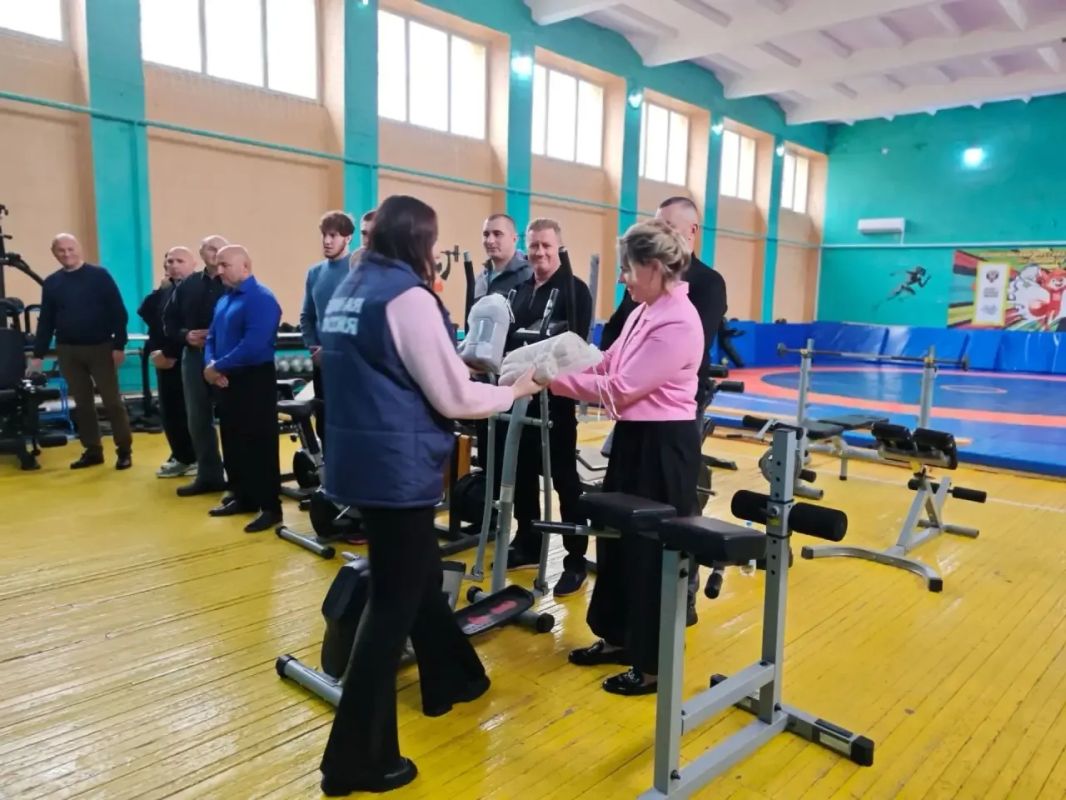 С Днём тренера!. В преддверии Дня тренера секретарь Новотроицкого местного отделения партии Единая Россия Евгения Кузьменко и руководитель фракции Единая Россия Наталья Чумак поздравили сотрудников и спортсменов спортивного... С Днём тренера!. В преддверии Дня тренера секретарь Новотроицкого местного отделения партии Единая Россия Евгения Кузьменко и руководитель фракции Единая Россия Наталья Чумак поздравили сотрудников и спортсменов спортивного...