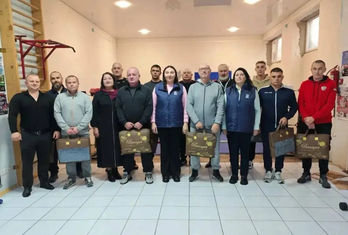 Тренеров Новотроицкого спортклуба "Аматор" поздравили с профессиональным праздником