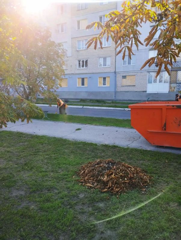 Каждое утро коммунальные работники выходят на улицы, чтобы поддерживать чистоту и благоустраивать наш город Каждое утро коммунальные работники выходят на улицы, чтобы поддерживать чистоту и благоустраивать наш город