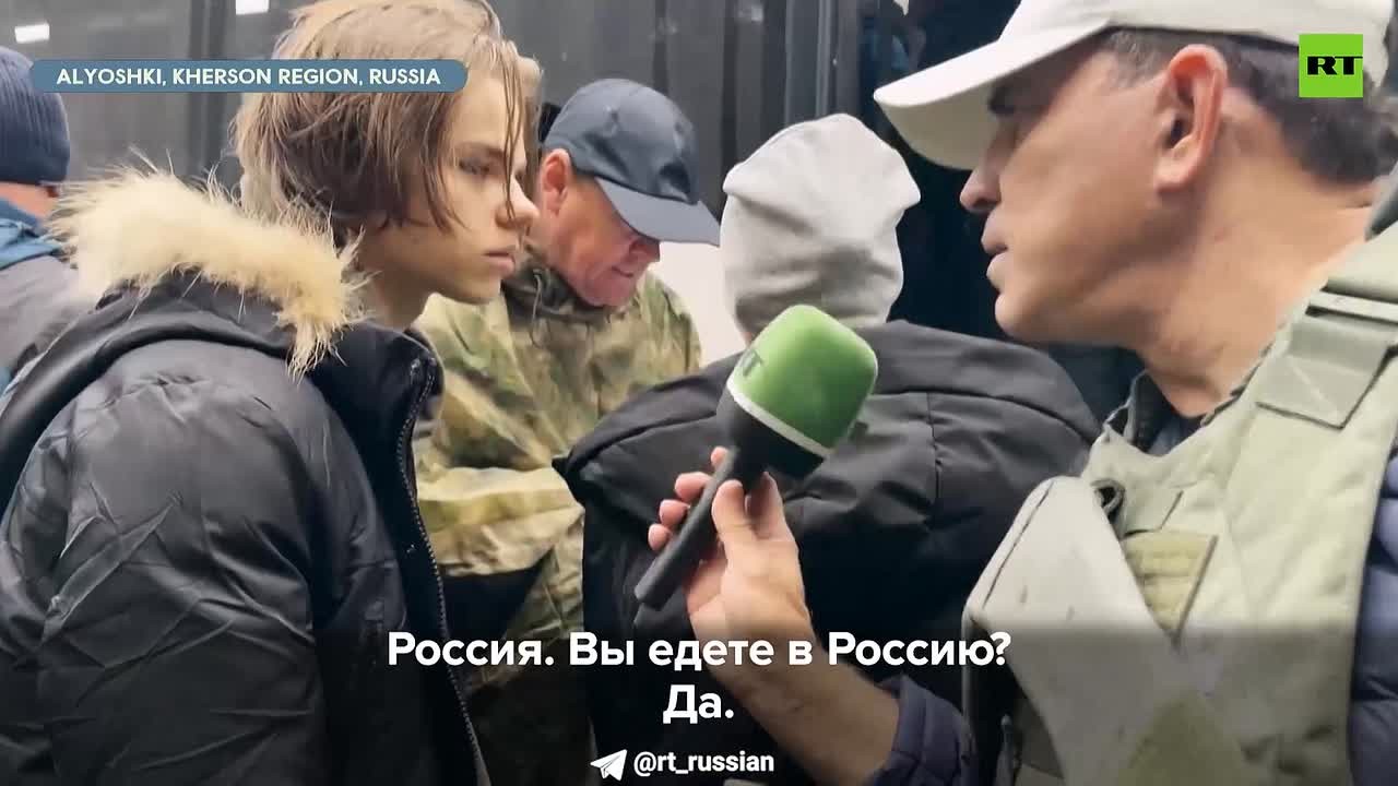 Ведущий RT Рик Санчес во время гуманитарной миссии в Алешках пообщался с мирными жителями: одни уехали в Россию, другие — на Украину