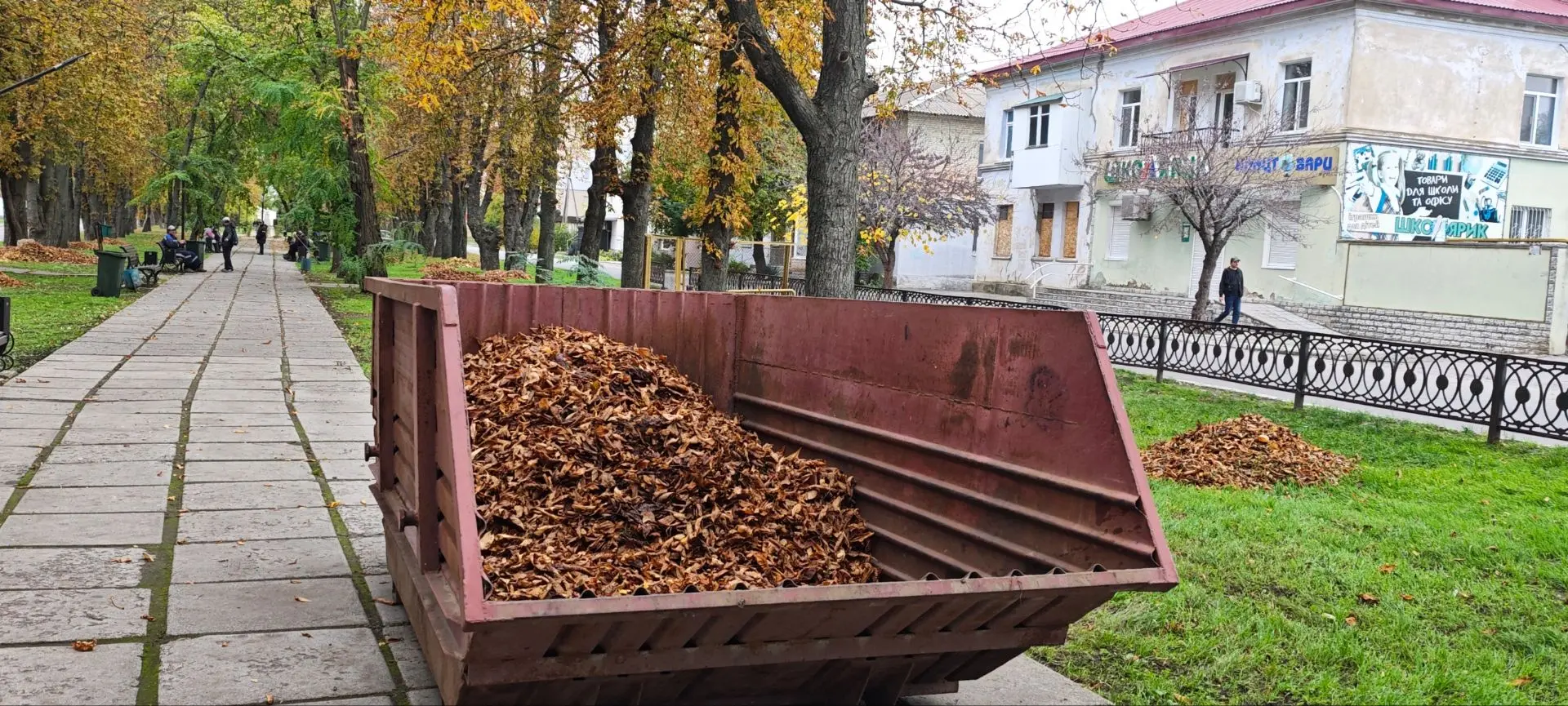 Каждое утро коммунальные работники выходят на улицы, чтобы поддерживать чистоту и благоустраивать наш город