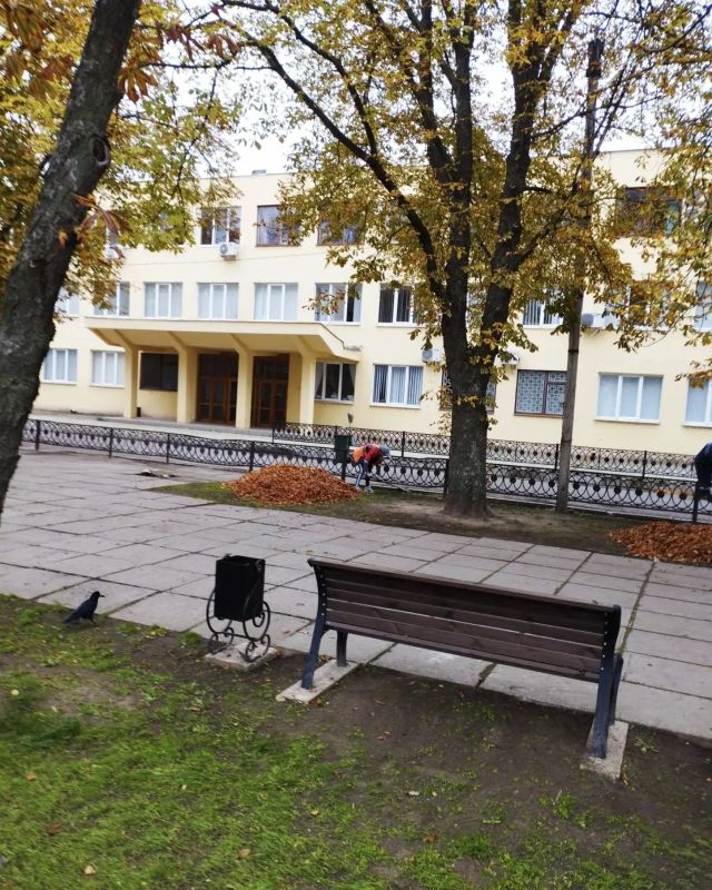 Каждое утро коммунальные работники выходят на улицы, чтобы поддерживать чистоту и благоустраивать наш город Каждое утро коммунальные работники выходят на улицы, чтобы поддерживать чистоту и благоустраивать наш город
